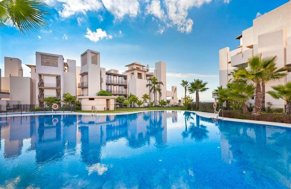 Bahia De La Plata Luxury Apartments Estepona Exteriör bild
